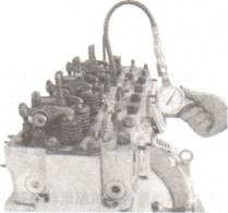　　图10-21用气缸压力表检查气缸内的压力
