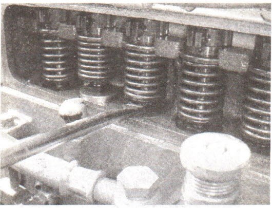 　　图10-23撬动滚轮体部件以判断连杆轴承的晌声变化