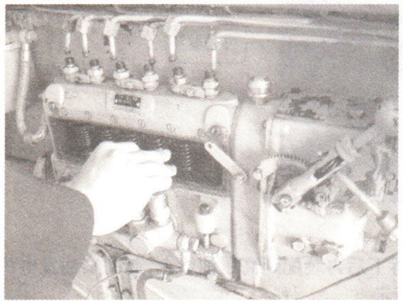 图10-5在柴油机上检查喷油泵出油阀的密封性能